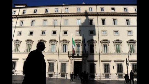 Tutti i misteri della politica italiana spiegati agli stranieri e il doppio miracolo atteso da Monti