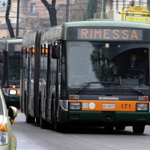 Manovrina: sul bus senza biglietto, multa fino a 200 euro