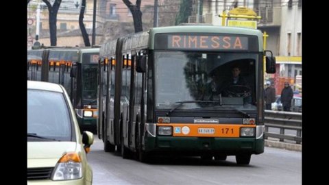 Manovrina: sul bus senza biglietto, multa fino a 200 euro