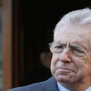O primeiro-ministro Mario Monti suspende-se do cargo de reitor da Universidade Bocconi