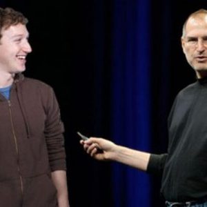 Facebook sfida Apple: Zuckerberg tradisce il suo mentore Jobs e lancia il proprio smartphone con HTC