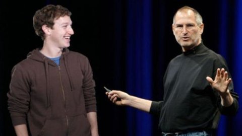 Facebook sfida Apple: Zuckerberg tradisce il suo mentore Jobs e lancia il proprio smartphone con HTC