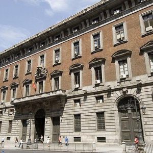 Spagna colloca quasi 4 miliardi di Bonos, ma i rendimenti sono ancora oltre il 5%