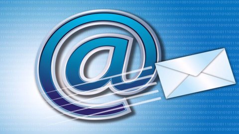 Italiani: Facebook, Twitter, ma non solo: la vecchia email non tramonta mai