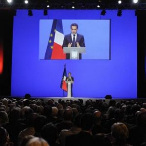 Sarkozy: lunedi’ proposte con la Merkel. “L’Europa rischia di essere spazzata via dalla crisi”