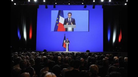 Sarkozy: propostas com Merkel na segunda-feira. “A Europa corre o risco de ser arrastada pela crise”