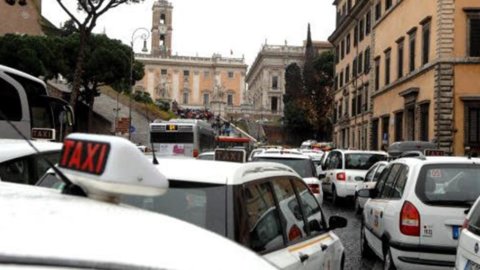 I taxi londinesi, completi di wi-fi, sulle strade di Nanchino