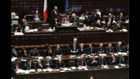 Costituzione: ok dalla Camera al pareggio bilancio, manca solo l’ultimo sì del Senato