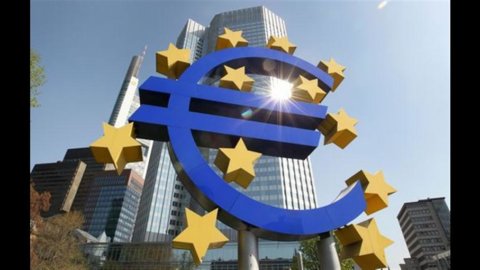 ECB: simpanan semalam turun menjadi 495,351 miliar