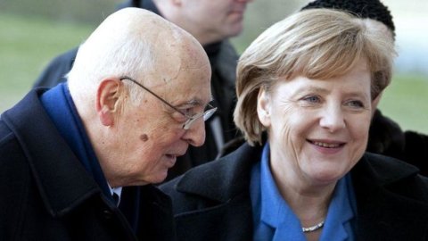 Wsj: Merkel menelepon Napolitano untuk memintanya menggantikan Berlusconi. Quirinale menyangkal