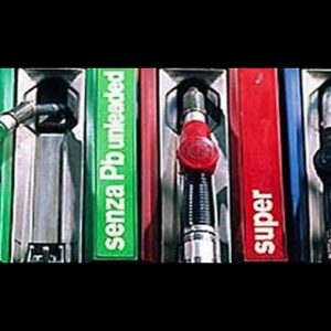 Benzina d’oro, prezzo record a 1,74 euro al litro nel weekend