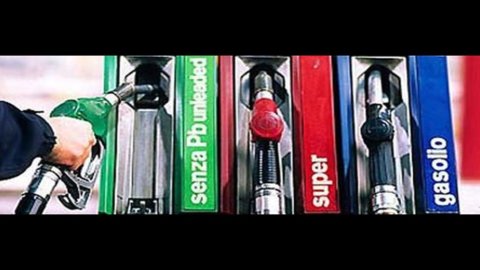 Benzina sempre più su: verde oltre 1,75 euro al litro