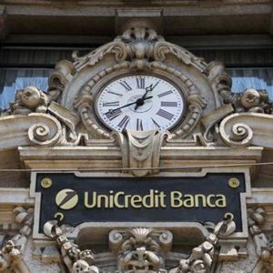 証券取引所 (+3%)、銀行、Unicredit (+6%) のマキシリバウンドですが、スプレッドは 526 のままです