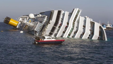 Bologne, le Costa Concordia monte à la "chaise": le naufrage du Giglio va enseigner aux ingénieurs