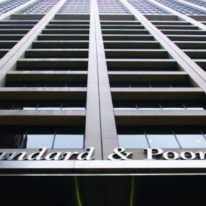 Standard & Poors: dopo il debito sovrano tagliato il rating dei colossi pubblici francesi