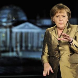 Merkel bifronte: austera in Europa e morbida in Germania