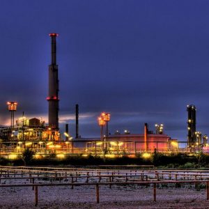 Materie prime: Iran e dollaro spingono i prezzi del petrolio