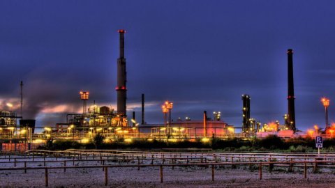 Petrolio, Teheran sospende l’export di greggio verso Francia e Regno Unito
