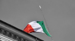 Bandiera Italia sventola sul palazzo del Tesoro