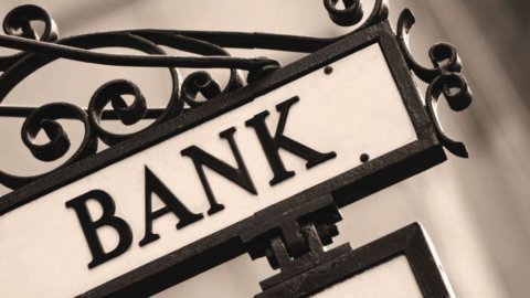 Borsa: SocGen pesa sulle banche, sale lo spread Btp-Bund