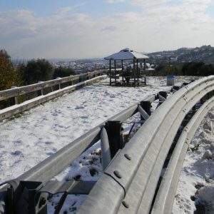 悪天候: 中央北部の雪と氷、危険にさらされているトラックと大型車両の循環