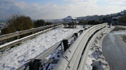 Maltempo: neve e gelo al centro-nord, a rischio la circolazione di tir e mezzi pesanti