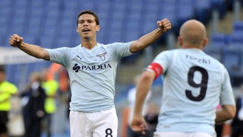 Calcio, la Juve non gioca ma Inter e Milan non ne approfittano: rossoneri ko a Roma con la Lazio