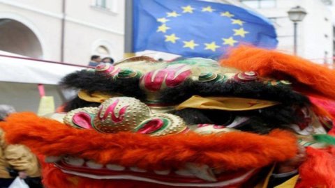 Cina, il 2012 è l’anno del Drago: secondo l’arte Feng-shui, porterà male alla Borsa e… alla Merkel