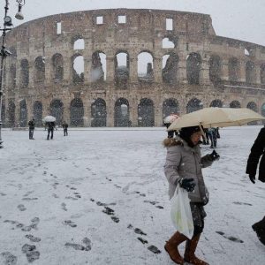 Zăpadă și ger, încă neplăceri în toată Italia: ninge în capitală și imediat este haos