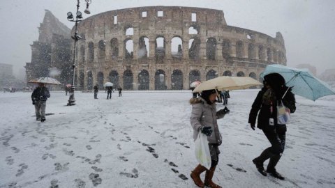 Salju dan embun beku, masih membuat tidak nyaman di seluruh Italia: salju turun di ibu kota dan segera terjadi kekacauan