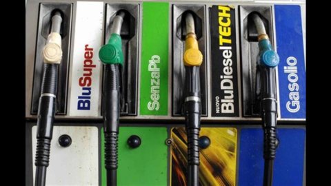 Benzina, salgono ancora i prezzi: verde a 1,778 euro al litro, diesel a 1,725