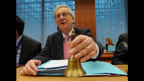 Grecia, Juncker: ragionare su vincolo pagamento bond