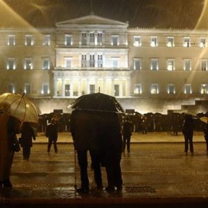 Athen, Tausende gehen gegen Sparmaßnahmen auf die Straße, aber das Risiko einer Zahlungsunfähigkeit wird immer größer