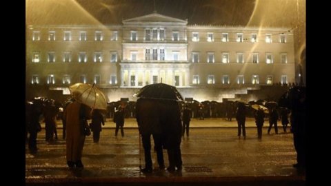 Atene, migliaia in piazza contro l’austerità ma il rischio default è sempre più vicino