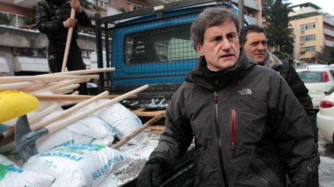 Gel, plus de neige en route : Alemanno ferme des écoles à Rome. Trains annulés dans 12 régions