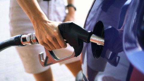 Carburanti: scendono i prezzi di benzina e diesel