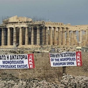 Grécia, o calvário continua: esta noite vota-se o plano anti-crise, mas a praça entra em greve