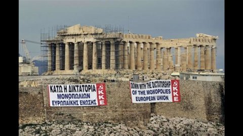 ギリシャ、試練は続く：今夜、反危機計画が採決されるが、広場はストライキに入る