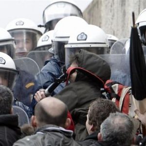 Grecia: scontri davanti al Parlamento, block bloc con molotov, 12 edifici in fiamme, stasera il voto