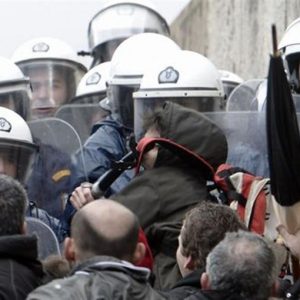 Grecia: enfrentamientos frente al Parlamento, bloque bloque con cócteles molotov, 12 edificios en llamas, la votación de esta noche