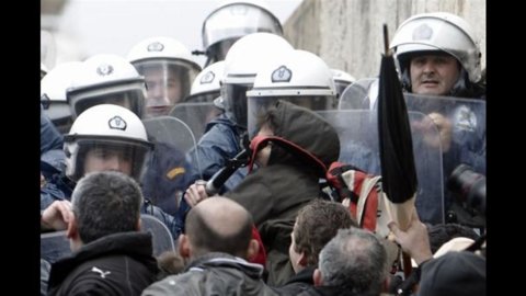 Grecia: scontri davanti al Parlamento, block bloc con molotov, 12 edifici in fiamme, stasera il voto