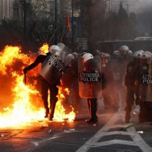 أثينا تحترق ، وخطة مكافحة الأزمة تمر. اشتباكات ومتظاهرين أمام مبنى البرلمان