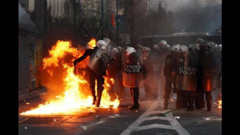 Atene brucia, il piano anticrisi passa. Scontri e manifestanti davanti al Parlamento