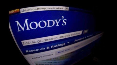 Moody's, İtalyan menkul kıymetlerinin notunu A3'ten Baa2'ye olmak üzere iki seviye indirdi.