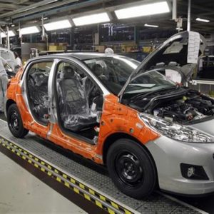Peugeot-Citroen: utili dimezzati, grave il settore auto