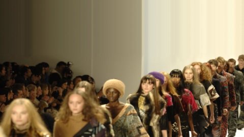 Moda femminile al rallentatore in Europa
