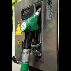 Benzina, oggi sfiora 1,9 euro al litro