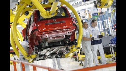 Industria, Istat: produzione maggio -6,9% su anno, +0,8% su mese