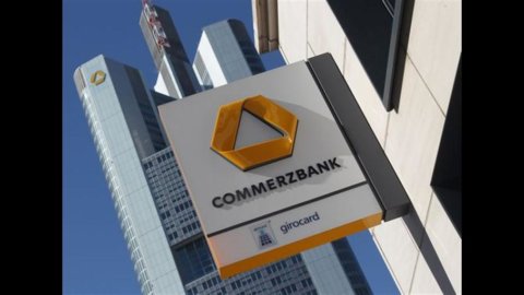Commerzbank: nel 2011 utili dimezzati