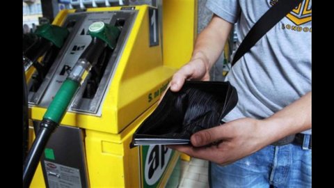 Prezzi benzina, aumenti record: verde a 1,92 euro nel Centro